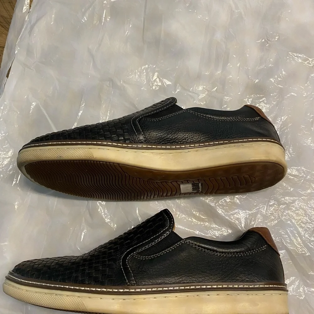 Johnson & Murphy shoe slip on navy sheepskin woven SZ 8.5 M. Gently worn 2x.